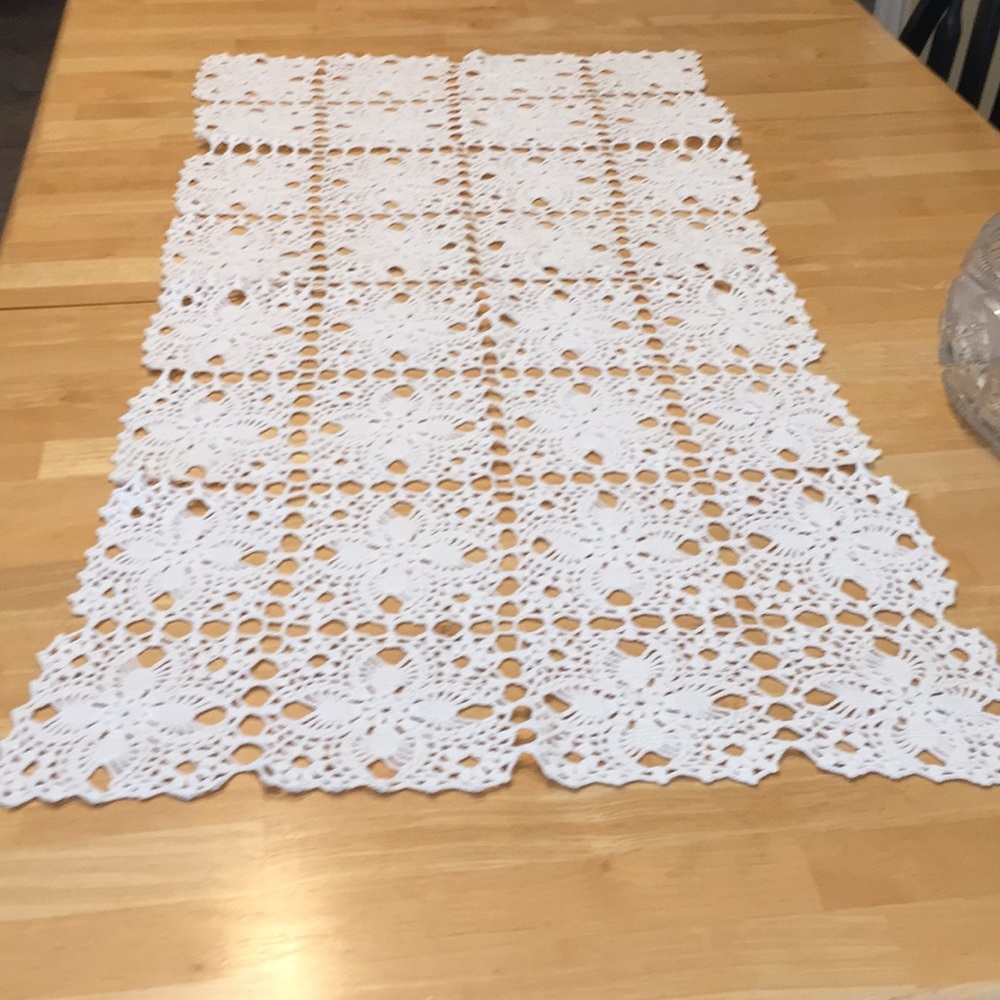 Gorgeous extra large crochet runner - Picture 3 of 3